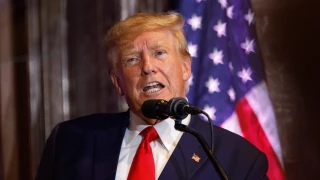 Τραμπ: Απαγορεύει τις σημαίες των ΛΟΑΤΚΙ και του «Black Lives Matter» από τα κυβερνητικά κτίρια των ΗΠΑ