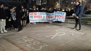 Τέμπη: Πολίτες συγκεντρώθηκαν έξω από τον ΟΣΕ στη Λάρισα - «Δεν είναι η κακιά η ώρα που σκοτώνει»