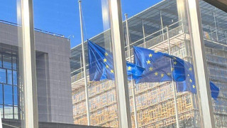 Τραγωδία Τεμπών: Μεσίστιες οι σημαίες στα κτίρια της Κομισιόν