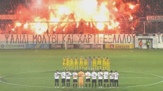 Πήρε φωτιά το Γεντί Κουλέ στην ενός λεπτού σιγή για τα Τέμπη: Εκκωφαντική σιωπή και φαναράκια στον ουρανό