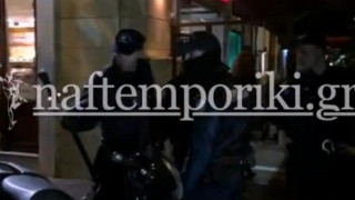 Άντρας κυκλοφορούσε με σπαθί στο κέντρο της Αθήνας (ΒΙΝΤΕΟ)