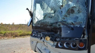 Παλιά Εθνική Οδός Βέροιας-Θεσσαλονίκης: Σύγκρουση λεωφορείου με φορτηγό (ΒΙΝΤΕΟ)