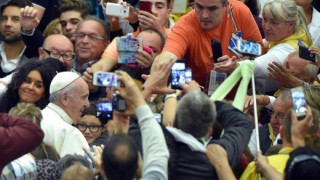 Πάπας: Συγκινημένος ευλογεί τους Ρομά και υμνεί τη διαφορετικότητα