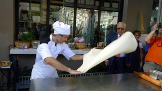 Πως ένα μπουγατσατζίδικο της Θεσσαλονίκης έγινε τουριστικός προορισμός!