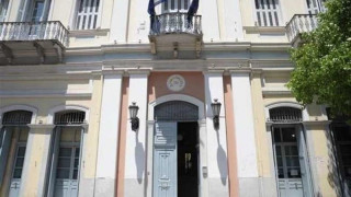 Δήμαρχος έκανε κατάληψη στο δημαρχείο του μαζί με τους εργαζόμενους!