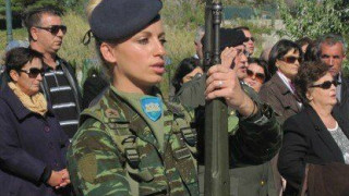 Η ξανθιά στρατιωτίνα που έκλεψε την παράσταση στη Λήμνο (pics)