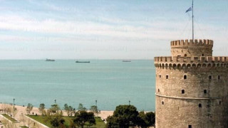 Θεσσαλονίκη: Οι «πλεούμενες» νύφες στο Θερμαϊκό που τράβηξαν τα βλέμματα (ΦΩΤΟ)