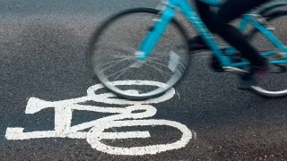 Ποδηλάτισσα στη Λάρισα...ξέχασε να φορέσει τη μπλούζα της - Άναυδοι οι περαστικοί