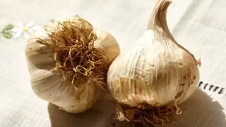 Tips: Πώς φεύγει η μυρωδιά του σκόρδου;