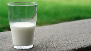 Έδωσαν ληγμένα γάλατα σε μαθητές δημοτικού