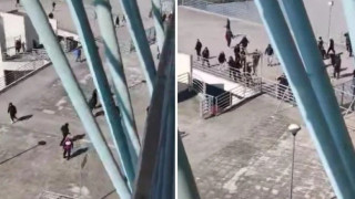 Η στιγμή που οπαδοί της ΑΕΛ έσπασαν τις πόρτες της κερκίδας της Νίκης Βόλου