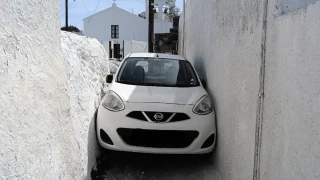 Σαντορίνη: Αυτοκίνητο «σφήνωσε» σε στενό δρομάκι