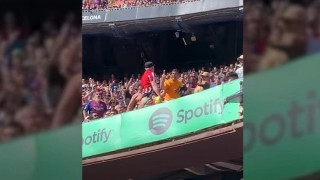 Μπαρτσελόνα: Εκδιώχθηκε οπαδός της Ατλέτικο που κρέμασε ισπανική σημαία στο «Καμπ Νου» (vid)