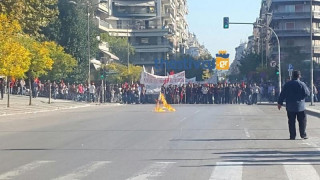Θεσσαλονίκη: Κροτίδες από τους διαδηλωτές χθες μπροστά στο ΥΜΑΘ (ΒΙΝΤΕΟ)