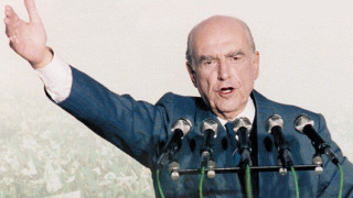 Βεβήλωσαν τον τάφο του Ανδρέα Παπανδρέου!