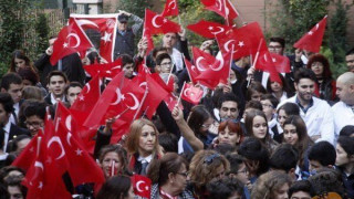 Χιλιάδες Τούρκοι τίμησαν τη μνήμη του Κεμάλ Ατατούρκ στη Θεσσαλονίκη (ΒΙΝΤΕΟ)