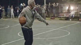 Ο Κάιρι Ίρβινγκ μεταμορφώνεται ξανά σε Uncle Drew! (video)