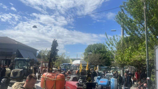 Με τρακτέρ και μαύρες σημαίες στους δρόμους οι αγρότες της Λάρισας