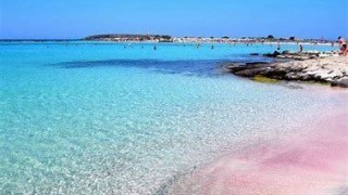 Η γαλλική Vogue εκθειάζει τις ελληνικές παραλίες