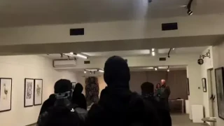 Παρέμβαση εισαγγελέα για την εισβολή κουκουλοφόρων χρυσαυγιτών σε έκθεση Σκοπιανού καλλιτέχνη