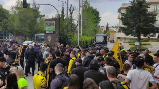 Παναθηναϊκός - ΑΕΚ: Εκατοντάδες οπαδοί της Ένωσης έξω από το ξενοδοχείο