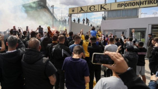 Έστησαν κερκίδα στα Σπάτα οι οπαδοί της ΑΕΚ παρά την αναβολή