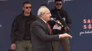 Τουρκία: Με αλεξίσφαιρο γιλέκο και ένοπλους φρουρούς ο Κιλιτσντάρογλου σε ομιλία του