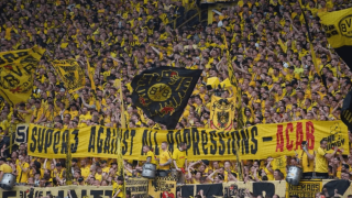 Πανό για τον Super 3 στο Signal Iduna Park!