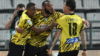 Η ΑΕΚ των δέκα παικτών άνοιξε το σκορ με γκολ του Μουκουντί (vid)