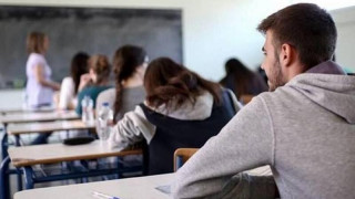 Τράπεζα Θεμάτων - Ψαριανός: «Καθάρματα, σκουλίκια οι καθηγητές που πανηγυρίζουν»
