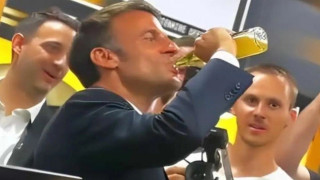 Μακρόν: «Κατέβασε» μονοκοπανιά ένα μπουκάλι μπίρα