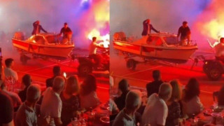 Ο Κώστας Σαφέτης έφτασε σε πανηγύρι με σκάφος και τραγούδησε το «Ακυβέρνητο καράβι»
