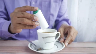 Παγκόσμια ανησυχία για πασίγνωστο υποκατάστατο ζάχαρης-  «Πιθανόν να είναι καρκινογόνα ουσία»