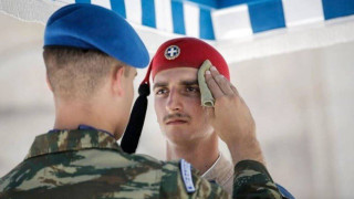 Καύσωνας Κλέων: Ακίνητοι οι εύζωνες στο Μνημείο του Άγνωστου Στρατιώτη - Τους σκουπίζουν τον ιδρώτα και τους δίνουν νερό