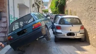 Ρέθυμνο: Δεν περνούσε το στενό και ανέβηκε σε σταθμευμένο όχημα