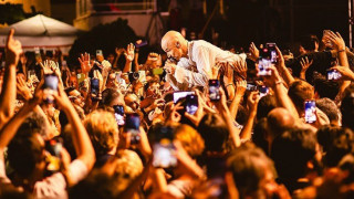 Συναυλία James στη Θεσσαλονίκη: Ο Tim Booth «πέταξε» με το κοινό, χόρεψε και είπε και ανέκδοτο