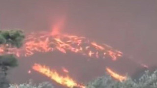 Φωτιά στη Ρόδο: Η στιγμή που δημιουργείται πυροστρόβιλος και παρασύρει τα πάντα