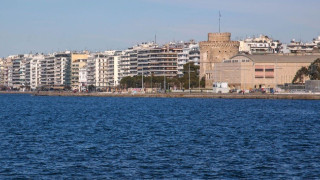Θεσσαλονίκη: Ηλικιωμένος έπεσε στον Θερμαϊκό - Τον έσωσαν περαστικοί