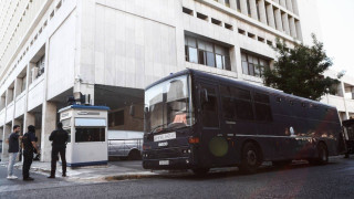 Αθήνα: Επεισόδια έξω από τα δικαστήρια από οπαδούς της ΑΕΚ