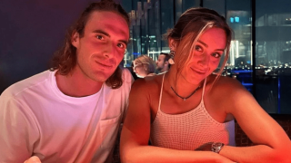 Με ζακέτα της Εθνικής και νύχια με την ελληνική σημαία η σύντροφος του Στέφανου Τσιτσιπά