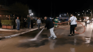 Ο Μπέος καθαρίζει τους δρόμους του Βόλου από τις λάσπες με μάνικα
