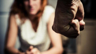 Ποιος είναι ο δημοσιογράφος που κατηγορείται για ξυλοδαρμό της συζύγου του (vid)