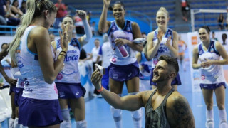 Δέχθηκε πρόταση γάμου εν ώρα αγώνα η πιο «καυτή» βολεϊμπολίστρια! (pics)