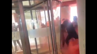 Κλεισμένοι στα αποδυτήρια οι παίκτες του Άγιαξ: Έσπασαν τις πύλες οι οπαδοί