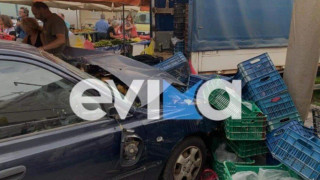 92χρονος εισέβαλε με αυτοκίνητό σε λαϊκή, τραυματίζοντας 5 άτομα