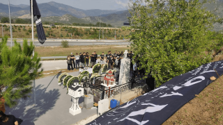 Βροντερό ασπρόμαυρο «παρών»  στο ετήσιο μνημόσυνο στα Τέμπη για τους αδικοχαμένους φίλους του ΠΑΟΚ