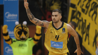 Ο Τολιόπουλος νιώθει ηγέτης και το αποδεικνύει στο παρκέ