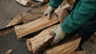 Πού κυμαίνονται οι τιμές καυσόξυλων και πέλλετ φέτος