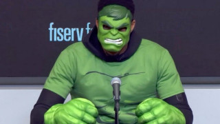 Ο Γιάννης Αντετοκούνμπο ντύθηκε… Χουλκ και πάτησε τους Χιτ