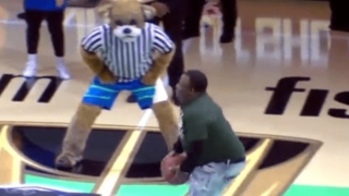 Φίλος των Μπακς ευστόχησε από το κέντρο και κέρδισε 10.000$